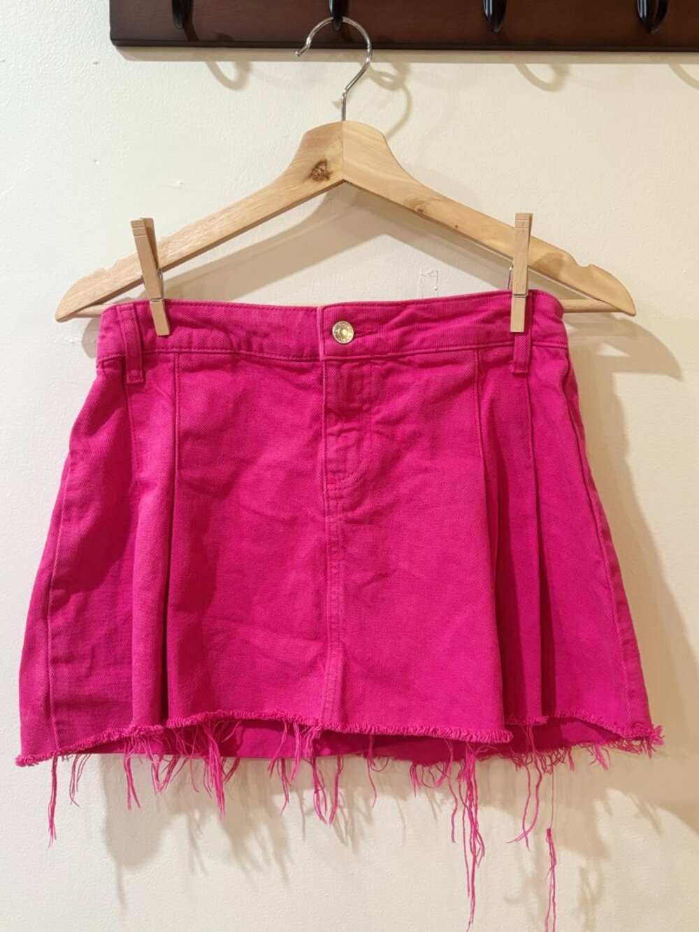 hot pink distressed raw hem denim mini skirt | fits like size XS